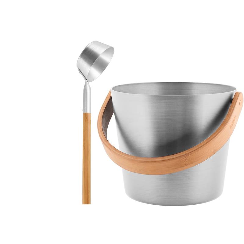 Secchio e mestolo in alluminio e legno